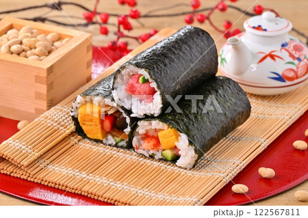 節分の恵方巻と福豆のイメージ。縁起物、厄除け、二月の行事。 122567811