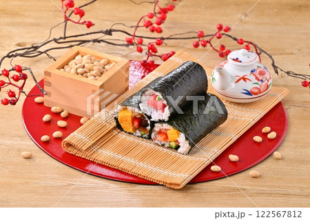 節分の恵方巻と福豆のイメージ。縁起物、厄除け、二月の行事。 122567812