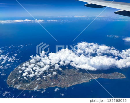 上空から眺める奄美諸島・沖永良部島　美しい夏空と海と空が広がる　2024年撮影 122568053