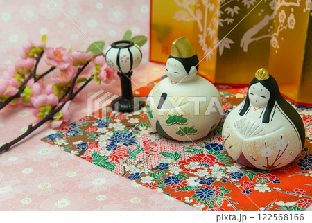 ひな祭り　ひな人形に金屏風と桃の花のイメージ 122568166
