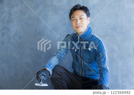 左官職人の男性　 122568492