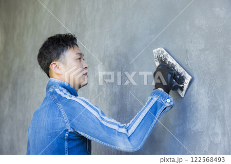 左官職人の男性　 122568493