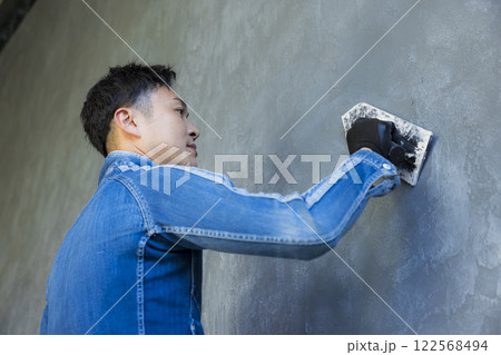 左官職人の男性 左官職人の男性 122568494