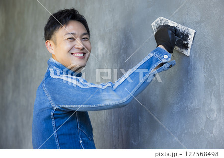 左官職人の男性 左官職人の男性 122568498