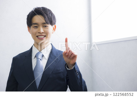プレゼンテーションをするビジネスマン　 　 122568552