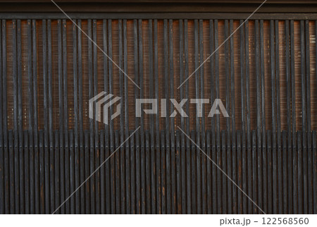 飛騨高山の古い町並みの出格子 122568560