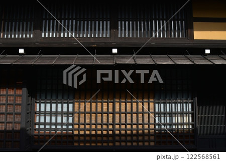 飛騨高山の古い町並みの出格子 飛騨高山の古い町並みの出格子 122568561