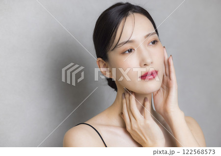頬に手を当てる若い女性 頬に手を当てる若い女性 122568573