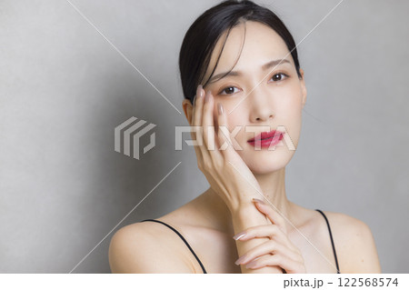 頬に手を当てる若い女性 頬に手を当てる若い女性 122568574