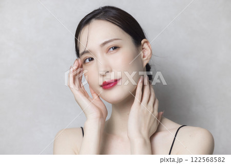 頬に手を当てる若い女性 頬に手を当てる若い女性 122568582