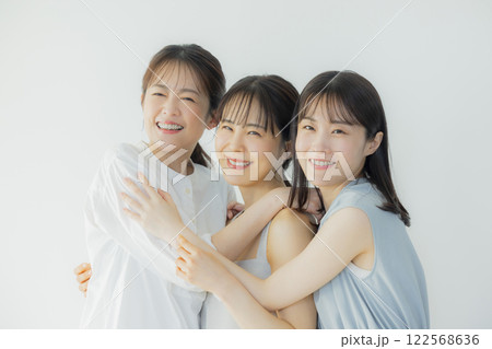 3人の女性たち 122568636