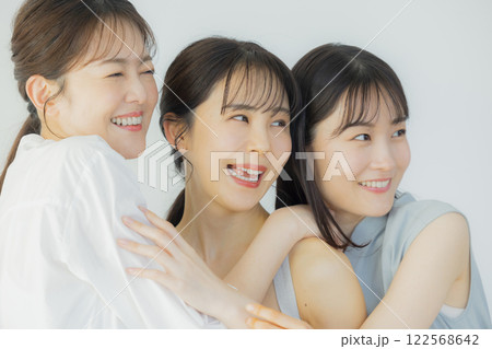 3人の女性たち 122568642
