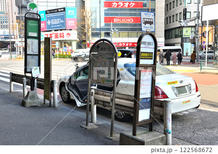 新橋駅前のバス停車場で客待ちするタクシー 122568672