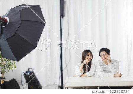 スマホを見るカップル　　  122568724