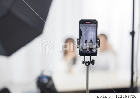 スマホを見るカップル スマホを見るカップル 122568726