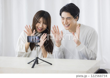 スマホを見るカップル　　  122568734