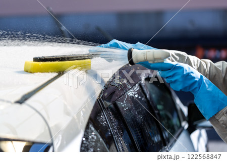 自宅駐車場で洗車をする男性 自宅駐車場で洗車をする男性 122568847