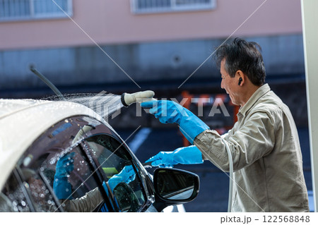 自宅駐車場で洗車をする男性 自宅駐車場で洗車をする男性 122568848