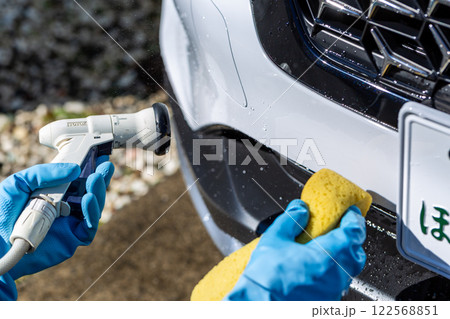 自宅駐車場で洗車をする男性 自宅駐車場で洗車をする男性 122568851