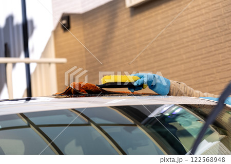 自宅駐車場で洗車をする男性 自宅駐車場で洗車をする男性 122568948