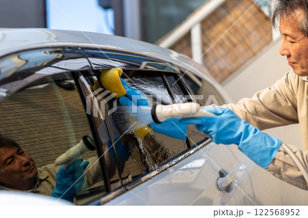 自宅駐車場で洗車をする男性 自宅駐車場で洗車をする男性 122568952