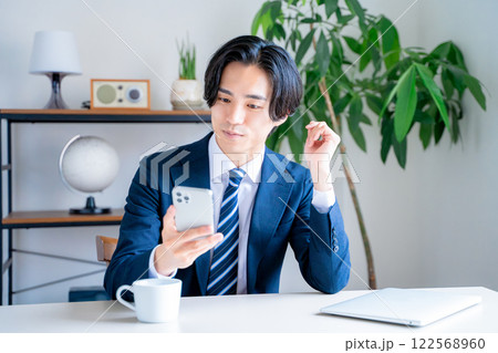 スーツ姿の男性 スマホ スーツ姿の男性 スマホ 122568960