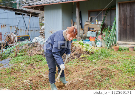 畑作業をする女性 田舎暮らし 家庭菜園 畑作業をする女性 田舎暮らし 家庭菜園 122569171
