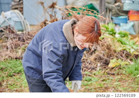 畑作業をする女性　田舎暮らし　家庭菜園 122569189