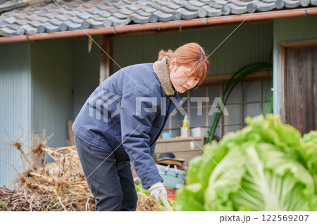 畑作業をする女性 田舎暮らし 家庭菜園 畑作業をする女性 田舎暮らし 家庭菜園 122569207