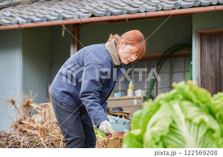 畑作業をする女性　田舎暮らし　家庭菜園 122569208