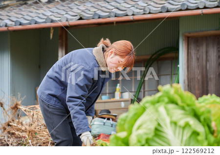 畑作業をする女性　田舎暮らし　家庭菜園 122569212
