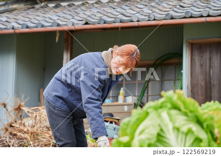 畑作業をする女性　田舎暮らし　家庭菜園 122569219