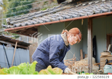 畑作業をする女性　田舎暮らし　家庭菜園 122569229