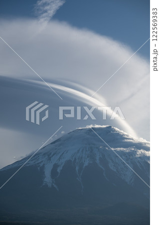 富士山と笠雲 122569383