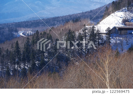 厳冬の北海道国道273号線　三国峠からの展望 122569475
