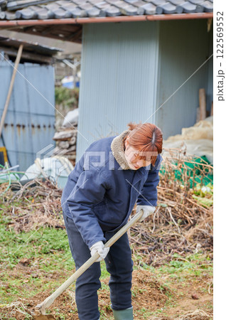 畑作業をする女性 田舎暮らし 家庭菜園 畑作業をする女性 田舎暮らし 家庭菜園 122569552