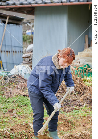 畑作業をする女性　田舎暮らし　家庭菜園 122569554