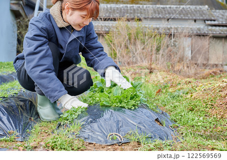 畑作業をする女性　田舎暮らし　家庭菜園 122569569