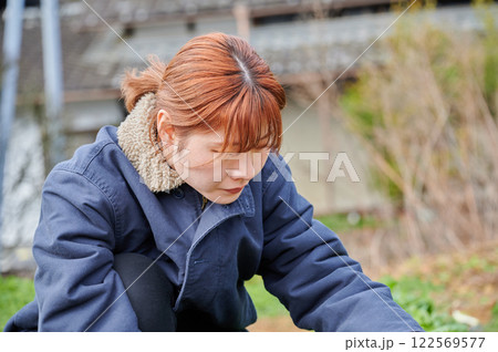 畑作業をする女性 田舎暮らし 家庭菜園 畑作業をする女性 田舎暮らし 家庭菜園 122569577