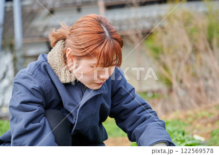 畑作業をする女性 田舎暮らし 家庭菜園 畑作業をする女性 田舎暮らし 家庭菜園 122569578