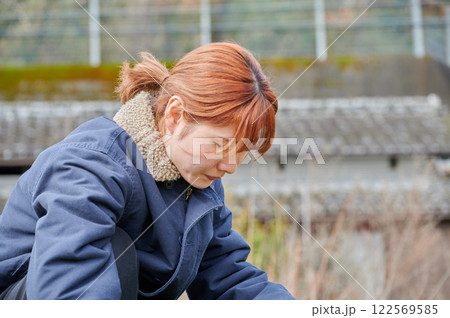畑作業をする女性 田舎暮らし 家庭菜園 畑作業をする女性 田舎暮らし 家庭菜園 122569585