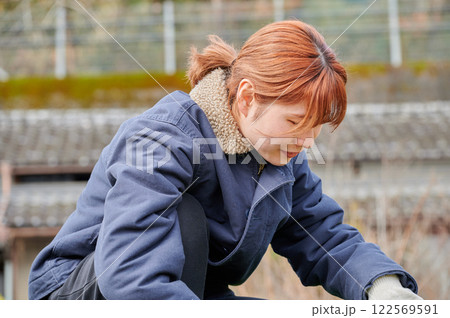 畑作業をする女性　田舎暮らし　家庭菜園 122569591