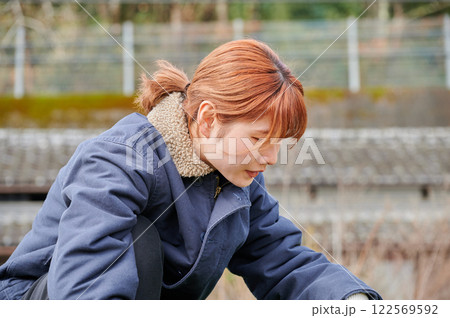 畑作業をする女性 田舎暮らし 家庭菜園 畑作業をする女性 田舎暮らし 家庭菜園 122569592