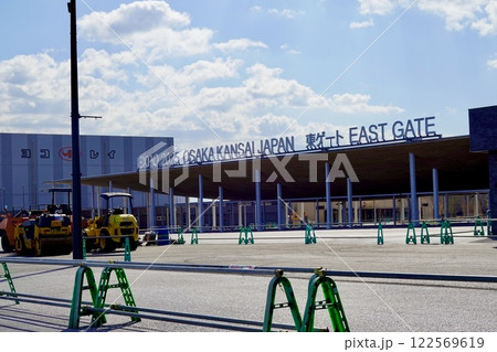 開幕を待つEXPO2025大阪・関西万博の東ゲート　大阪市此花区夢洲 122569619