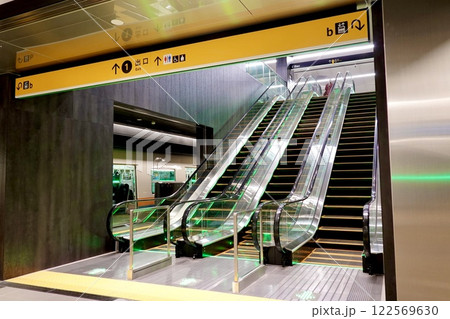 夢洲(ゆめしま)駅ホーム　大阪メトロ中央線　EXPO2025大阪・関西万博の最寄駅　大阪市此花区夢洲 122569630