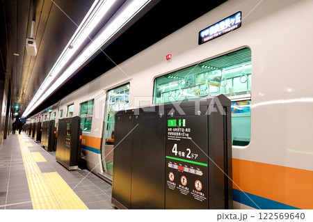 夢洲(ゆめしま)駅ホーム　大阪メトロ中央線　EXPO2025大阪・関西万博の最寄駅　大阪市此花区夢洲 122569640