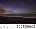 夜明けの海岸と星空 122569902
