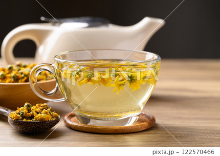 Chrysanthemum tea in cup glass with dried Chrysanthemum flowers, Healthy herbal drink 122570466