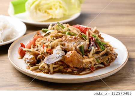 Spicy papaya salad with blue crab (Som Tum), Thai food 122570493