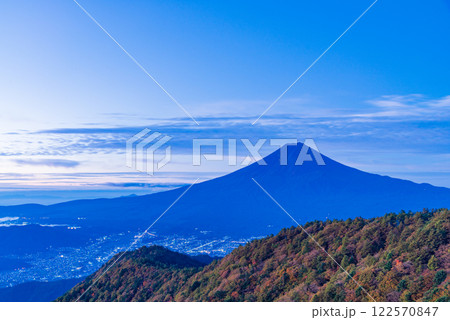【山梨県】三ツ峠山から富士山　夜明け前 122570847